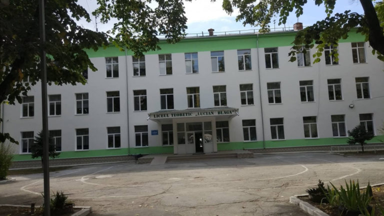 В том, что на семиклассницу обвалилась штукатурка, кишинёвские власти обвиняют руководство лицея
