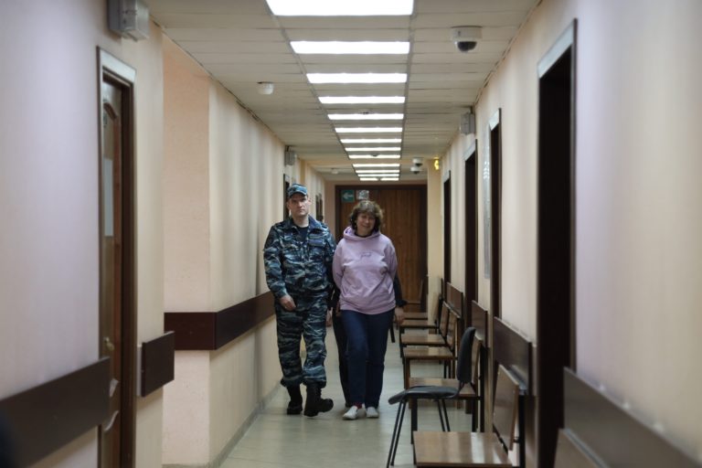 Жительница Санкт-Петербурга оставила на могиле родителей Путина записку с «пожеланием сдохнуть». На неё завели уголовное дело