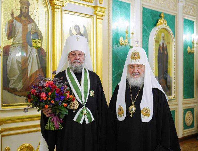 Патриарх Кирилл вручил митрополиту Владимиру орден, которым наградил в августе