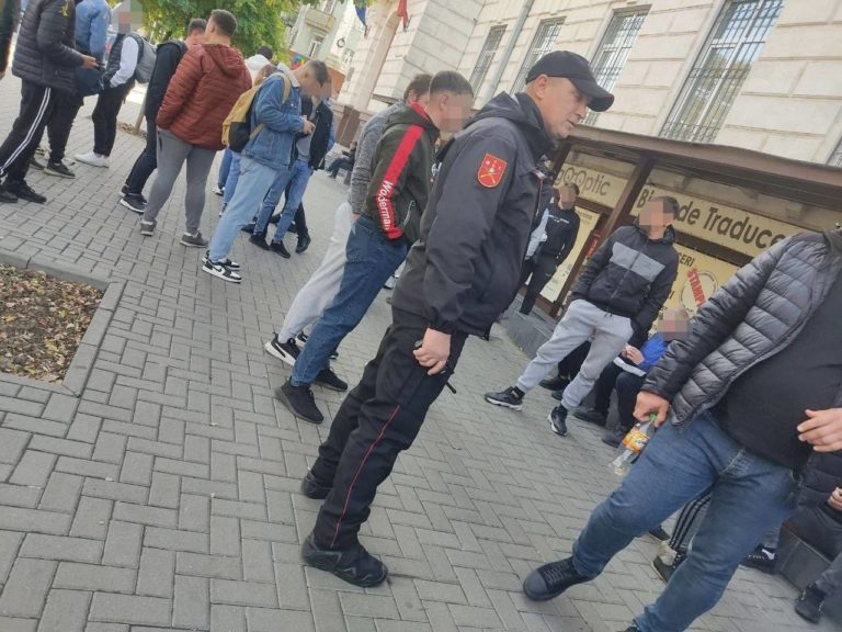Полиция: группа молодых людей в центре Кишинева недовольна — им не заплатили за вчерашний протест
