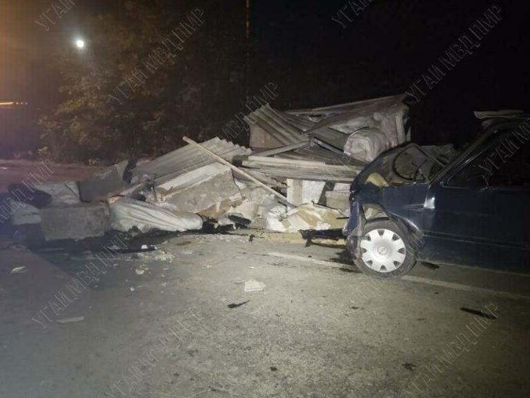 (ФОТО) В Рыбнице водитель врезался в блокпост металлургического завода и погиб на месте