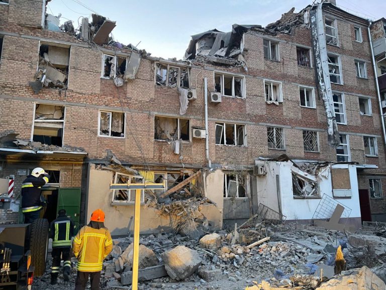 (ФОТО/ВИДЕО) Ночные удары по Николаеву: разрушена пятиэтажка, люди под завалами