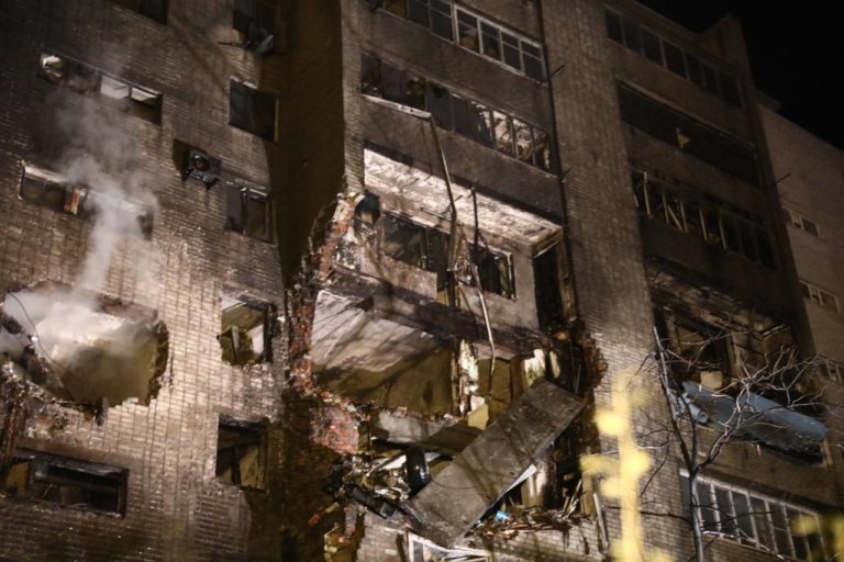 (ФОТО) После падения военного самолёта в Ейске погибло 13 человек, повреждены 72 квартиры, введён режим ЧС