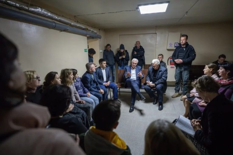 (ФОТО) Во время визита в Украину президент Германии из-за воздушной тревоги провёл 1,5 часа в бомбоубежище