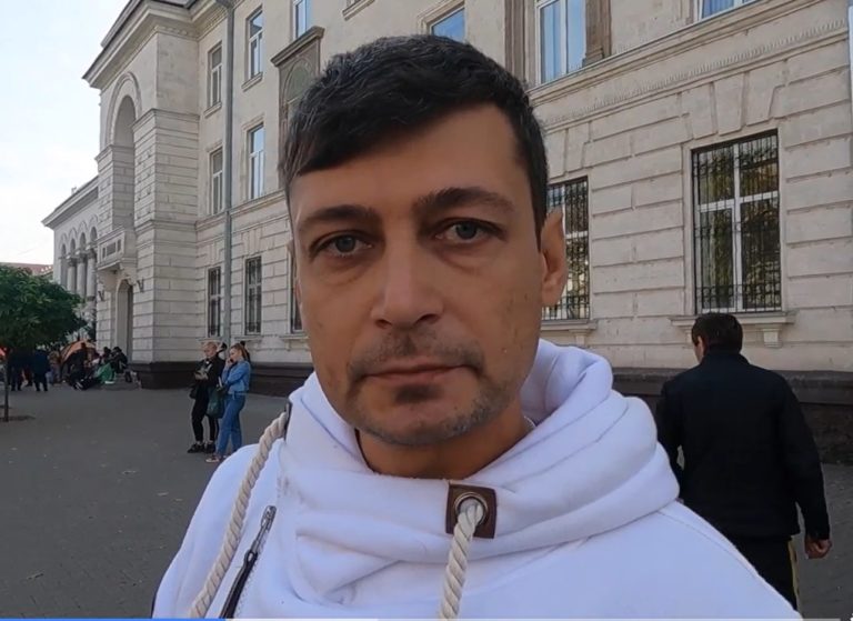 (ВИДЕО) Беженец из Мариуполя обратился к гражданам Молдовы: Вам предстоит тяжелая зима, но это не спать на улице под ракетами