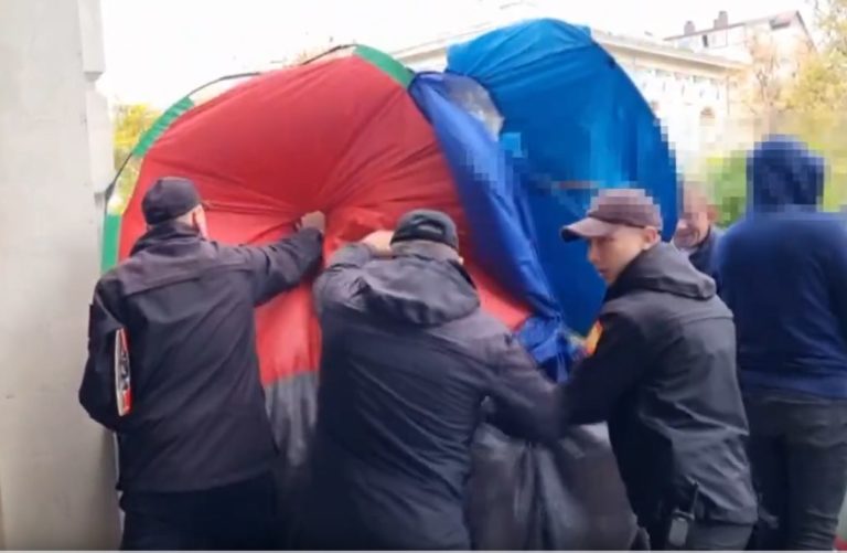 (ВИДЕО) Протестующие «шоровцы» устроили потасовку с полицией у входа в Генпрокуратуру