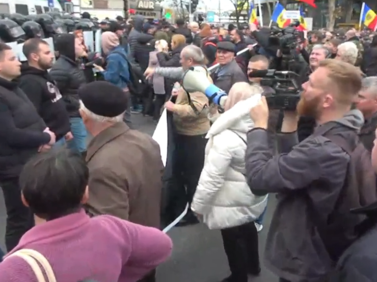 (ФОТО) Полиция перекрыла протестующим доступ на бульвар Штефана чел Маре