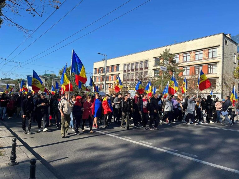 (ФОТО) Палаточный городок «шоровцев» в центре Кишинева демонтировали. Полиция зафиксировала ряд нарушений и нашла запрещённые предметы и пиротехнику
