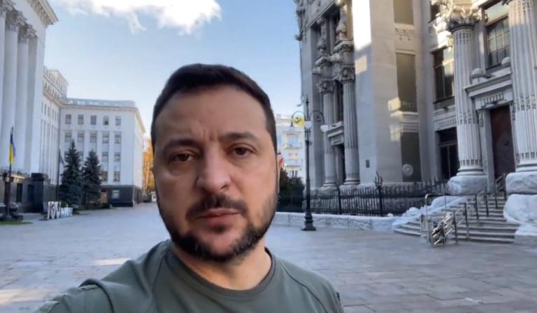 (ВИДЕО) Зеленский в центре Киева рассказал об обстрелах и призвал оставаться в убежищах