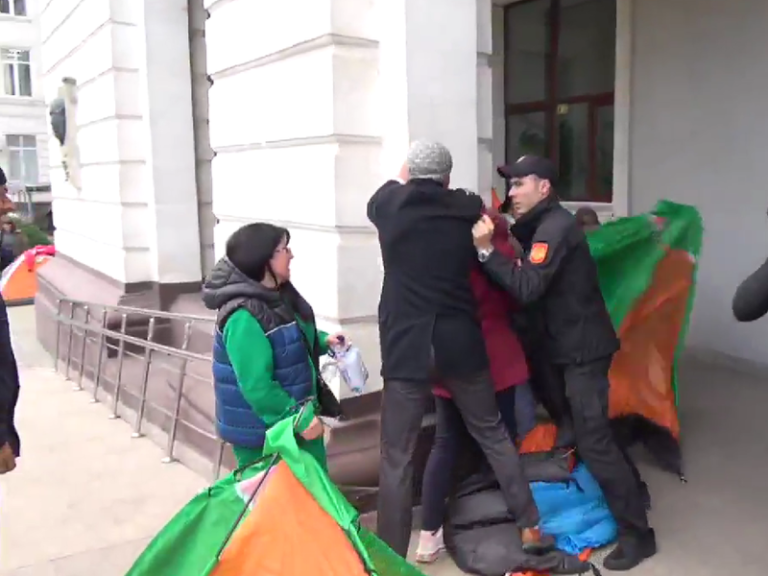 (ВИДЕО) Сторонники Шора хотели перекрыть вход в Генпрокуратуру палатками