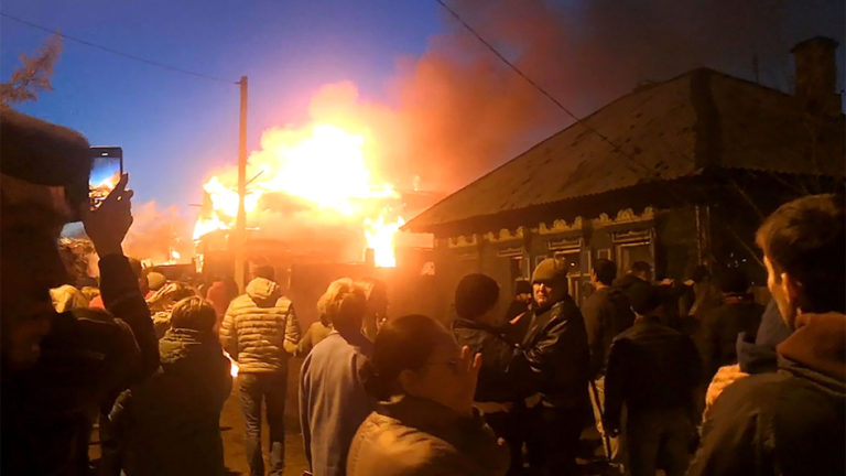 Военные самолеты упали на жилые дома в России из-за чаек и потери сознания пилота
