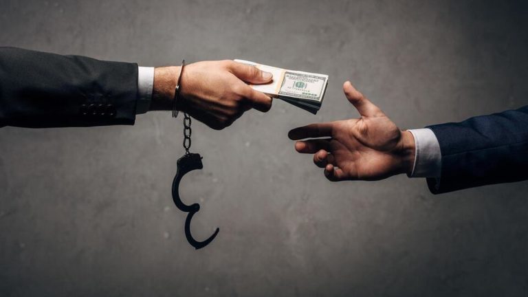 Таможенного брокера поймали с поличным на взятке в $5000 начальнику таможенного поста