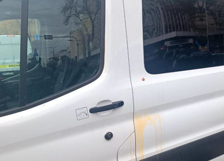 (ФОТО) Протестующие бросались в полицию яйцами и презервативами. Задержаны участники акции и Валерий Клименко