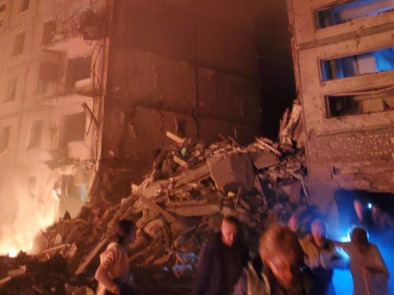 (ФОТО/ВИДЕО) Ночной удар по Запорожью: разрушены жилые дома, погибло 12 человек, 49 ранено