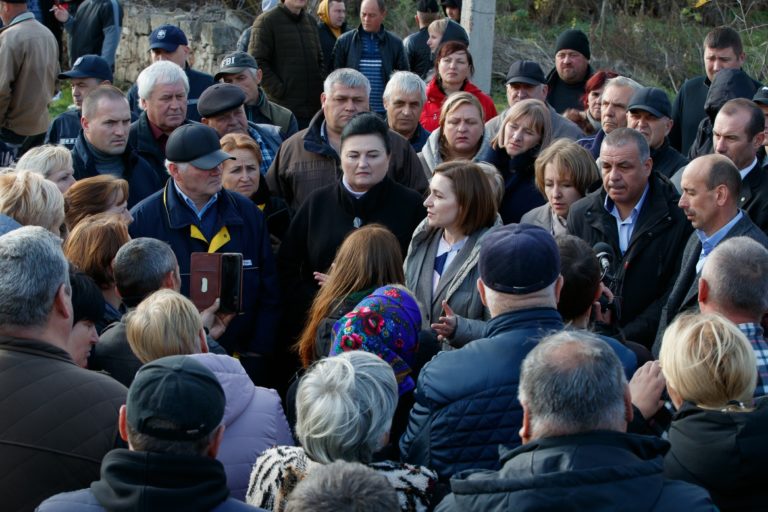 (ФОТО) Санду побывала в Наславче, где упали обломки ракеты