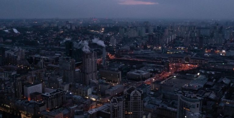 NYT: Власти Киева готовятся эвакуировать всех жителей, если электричество полностью отключится