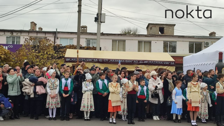 (ФОТО) «Танцуем и греемся»: дети ждали своего выступления на Фестивале вина в Комрате без верхней одежды