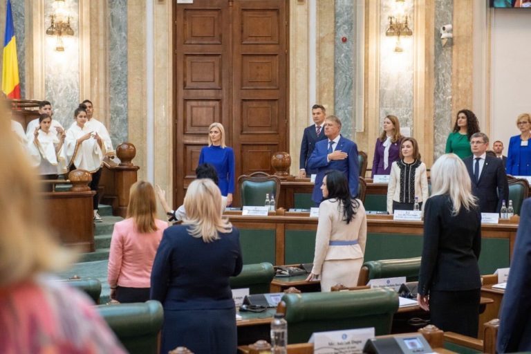 (ФОТО) Майя Санду выступила перед румынским парламентом и сорвала овации