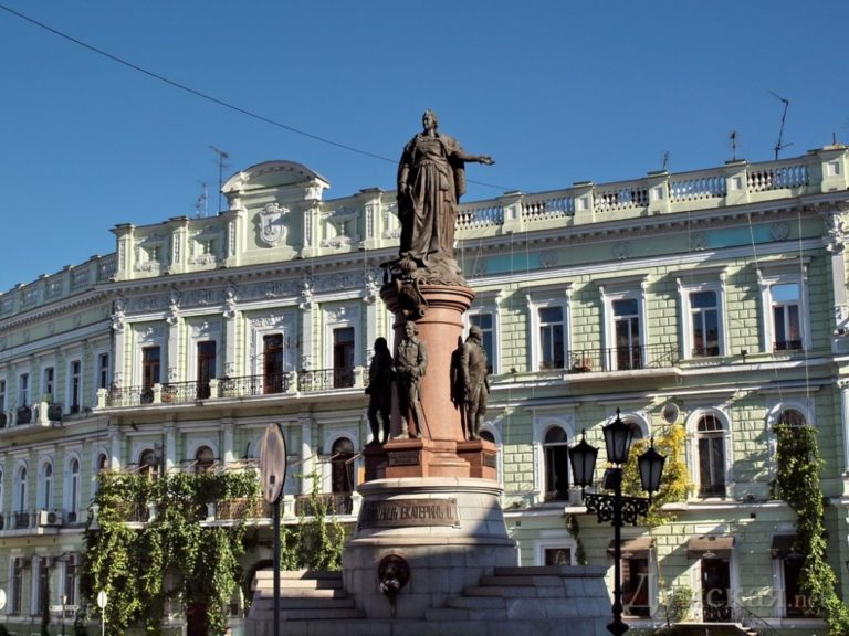 В Одессе городской совет решил демонтировать памятники Екатерине II и Суворову
