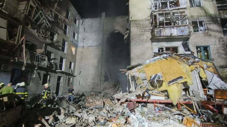 (ФОТО) Ночью ударили по Николаеву, разрушена пятиэтажка, есть погибшие и раненые