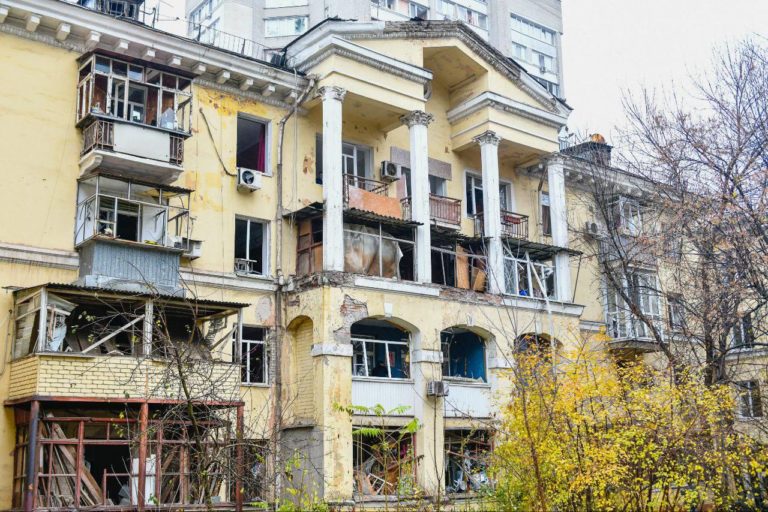 (ВИДЕО/ФОТО) Ракетный удар по Днепру пришёлся на «Южмаш» и жилые районы, пострадало 23 человека
