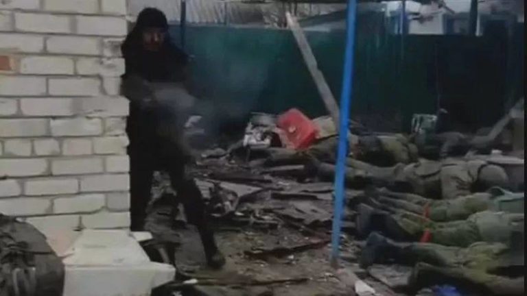 Украинские власти отреагировали на видео с «расстрелом российских военнопленных»