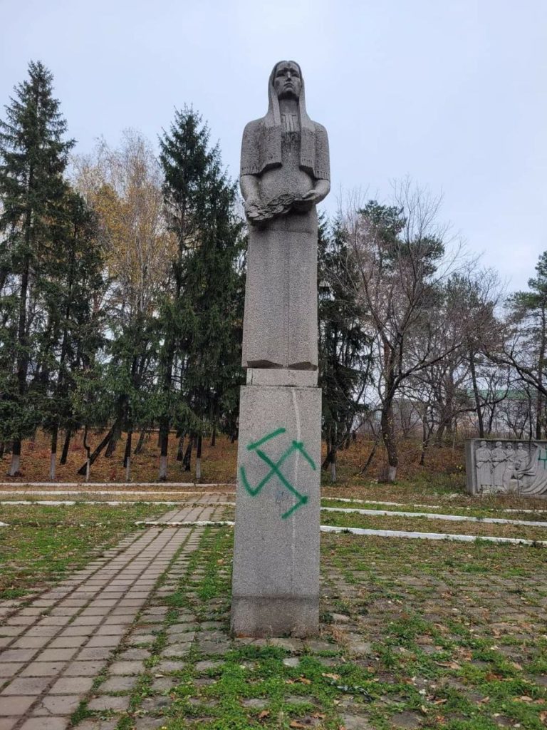 В Единцах нарисовали свастику на памятнике. Посольство России требует наказать виновных