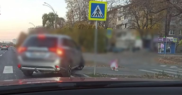 (ВИДЕО) В Кишиневе водитель сократил себе путь через тротуар и чуть не сбил ребенка