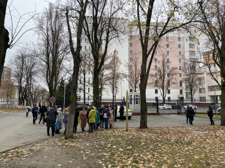 (ФОТО) Из здания парламента всех эвакуировали, там проходят учения спасателей