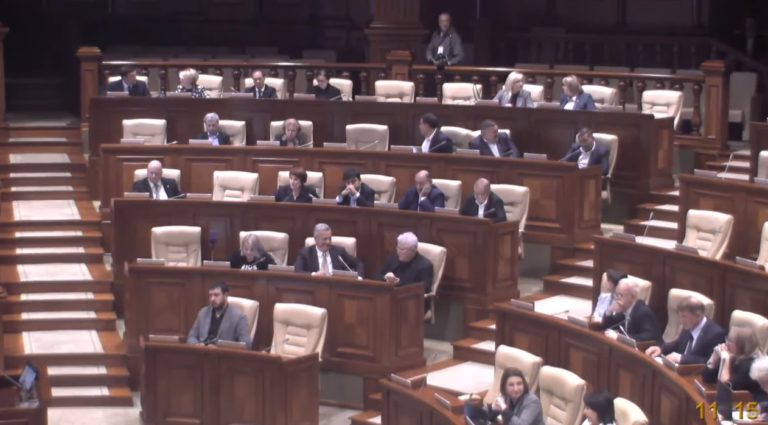 (ВИДЕО) На заседании парламента у одного из депутатов заиграл советский марш. Гросу: «Вечная память»
