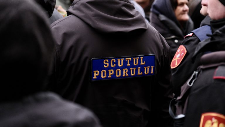 «Щит Народа» — что за люди в униформе и с рациями на «шоровском» митинге?