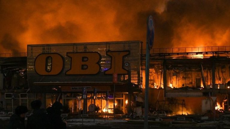 (ВИДЕО) В Подмосковье горит торговый центр «Мега Химки», есть погибший