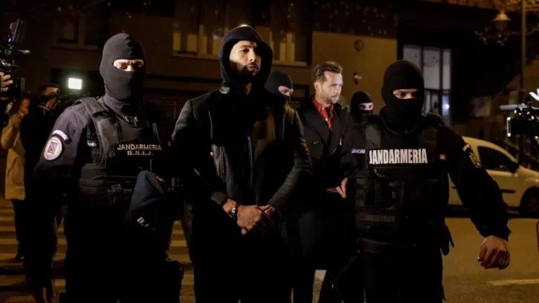 Скандального коуча-сексиста Эндрю Тейта задержали в Румынии, его нашли благодаря пицце и Грете Тунберг