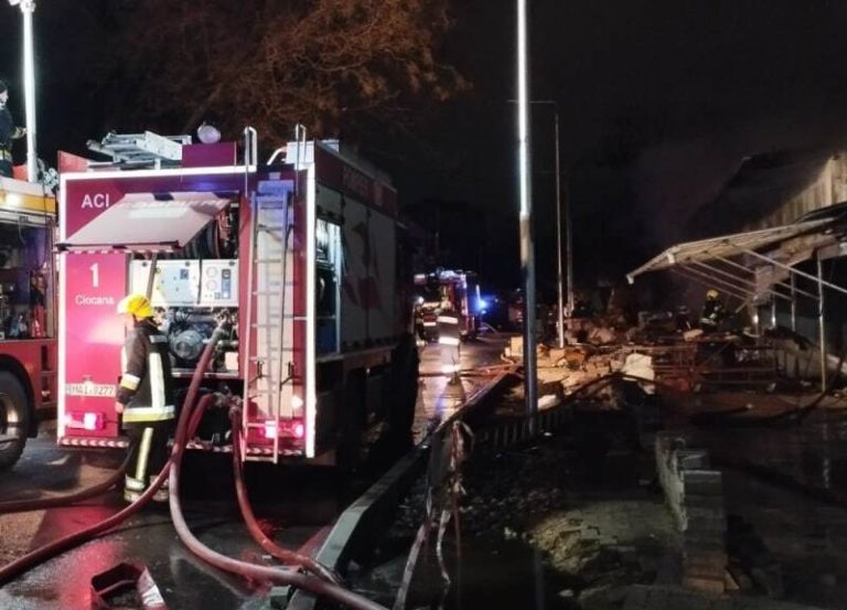 (ФОТО, ВИДЕО) Пожар у Центрального рынка в Кишинёве — загорелось 1000 м² складов