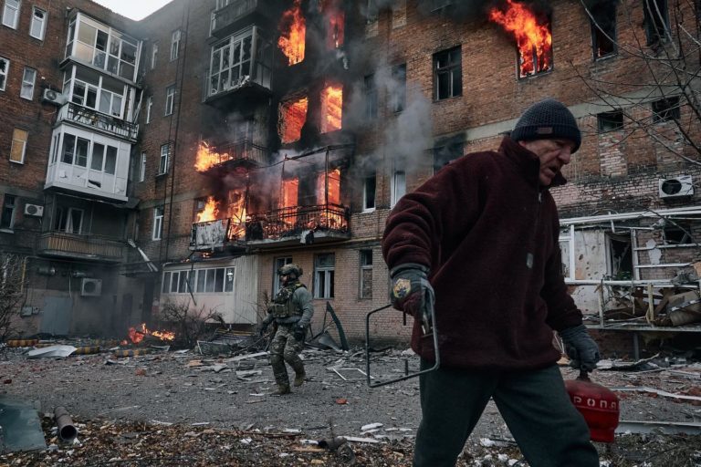 ФОТО ДНЯ: Охваченная огнём многоэтажка в Бахмуте
