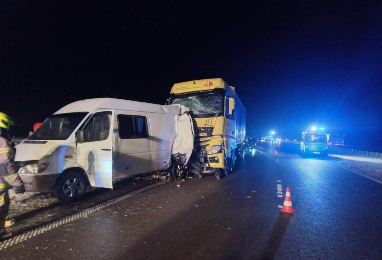(ФОТО) В Польше микроавтобус с молдавскими гражданами попал в аварию, два человека погибли