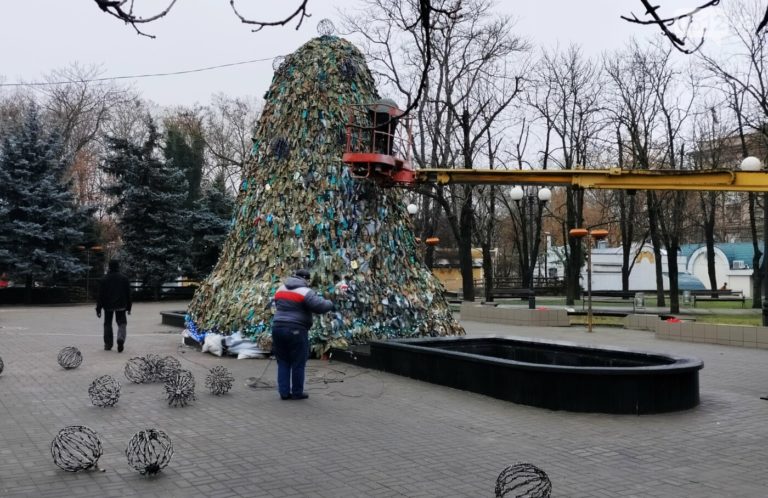 ФОТО ДНЯ: В Николаеве на Новый год устанавливают «Ёлку несокрушимых»