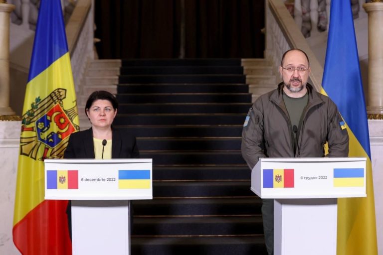 Алайба показал баррикады и мешки с песком за кадром брифинга премьер-министров Молдовы и Украины
