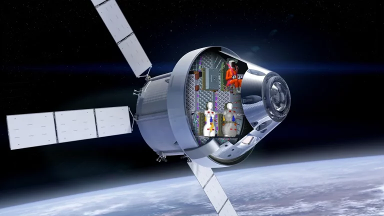 (ВИДЕО) Летавший к Луне корабль Orion приводнился в Тихом океане
