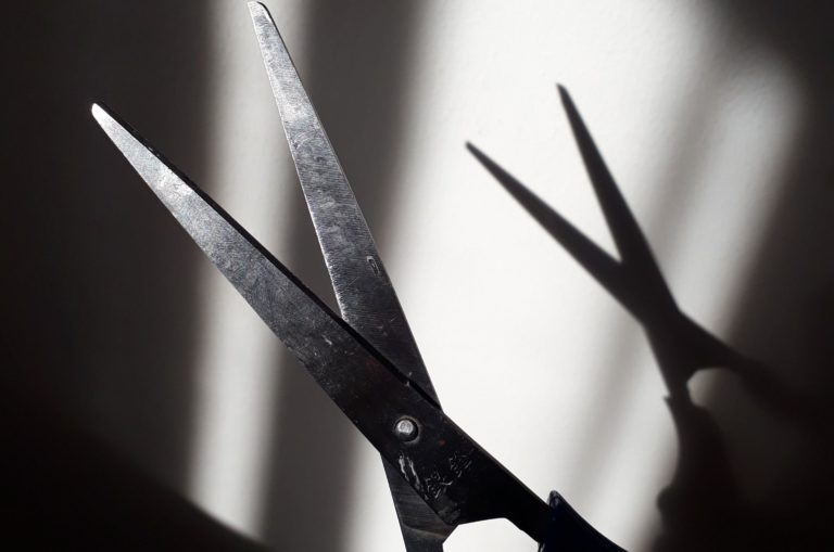 Житель Каларашского района обвиняется в убийстве своего бывшего учителя — 154 удара осколками стекла, ножницами и ножами