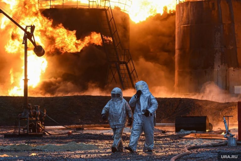 На нефтезаводе в Ангарске вспыхнул пожар. Есть погибшие и пострадавшие