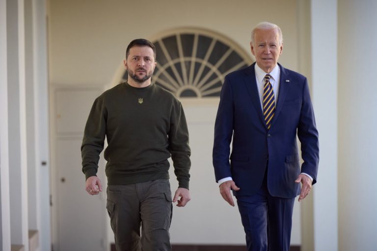 (ФОТО/ВИДЕО) Президент Зеленский прилетел в Вашингтон, встретился с Байденом и выступил в Конгрессе