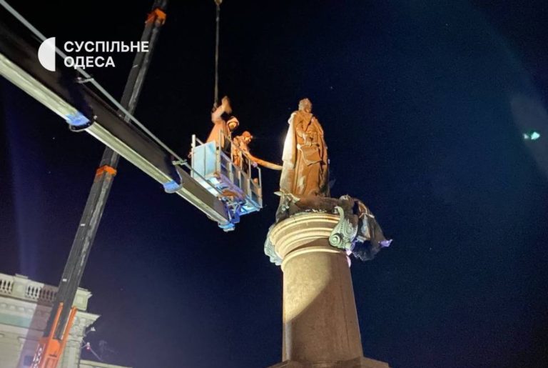 (ФОТО/ВИДЕО) В Одессе демонтировали памятники Екатерине II и Александру Суворову