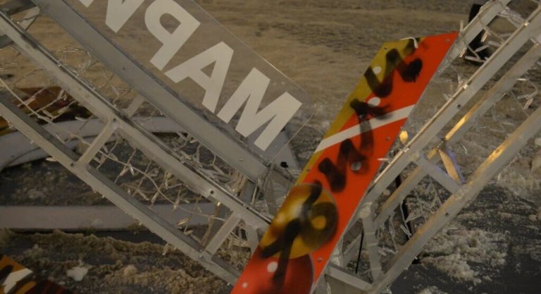 В Петербурге задержали школьницу за надпись «Вы сами его разбомбили» на инсталляции «Мариуполь»