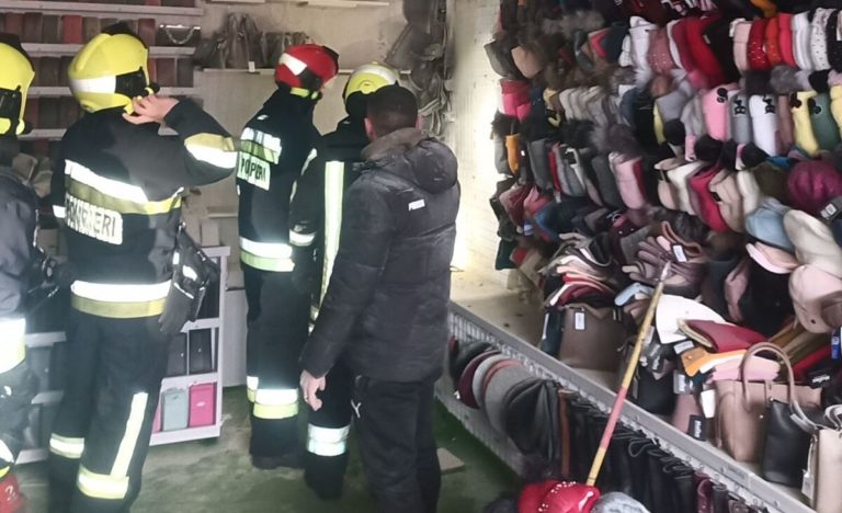 На центральном рынке в Кишинёве загорелся бутик с одеждой