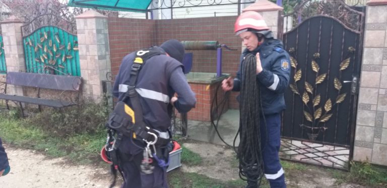 (ФОТО) В Сынжерейском районе женщина упала в колодец. Её вытащили спасатели