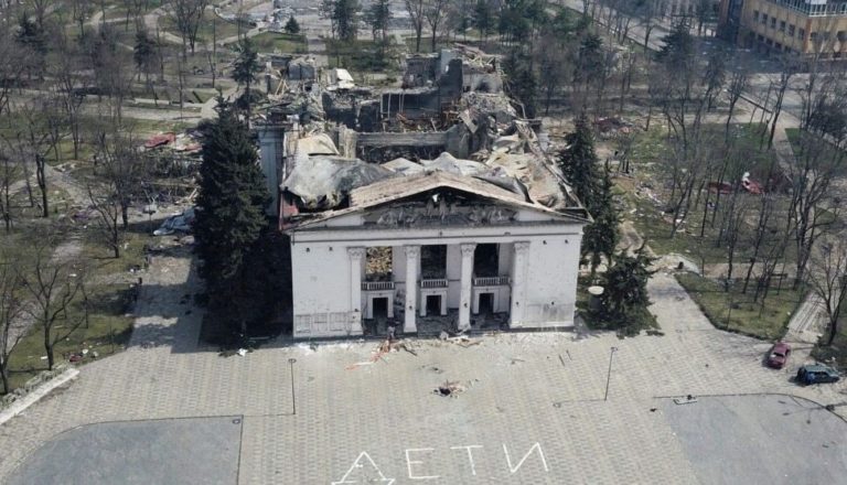 (ВИДЕО) В Мариуполе сносят разбомбленный драматический театр