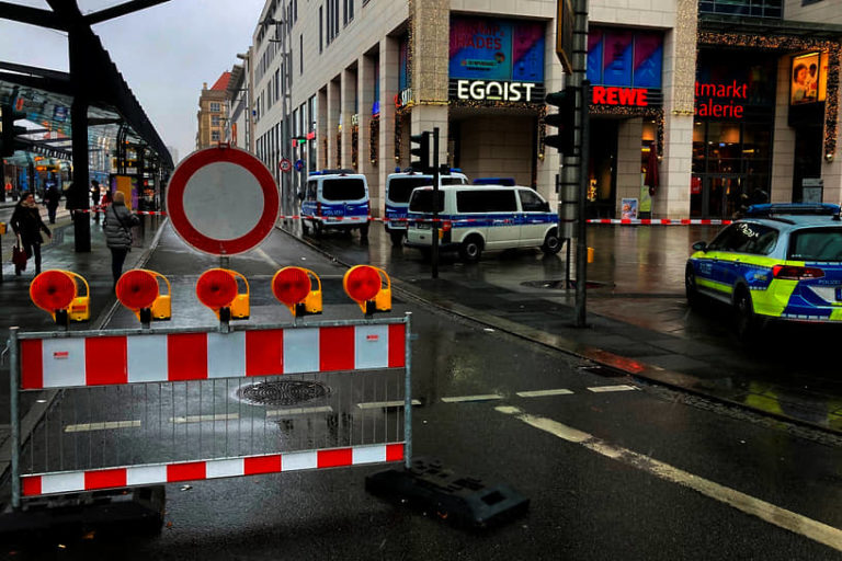 В Дрездене вооружённый мужчина взял заложников в торговом центре