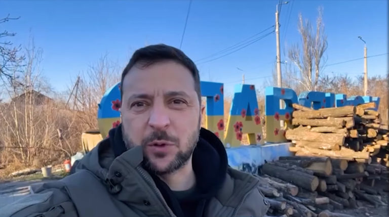 (Видео) Зеленский приехал на передовую на Донбассе, чтобы поздравить и наградить военных в День ВСУ