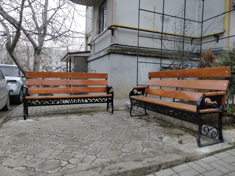 Фото дня: В жилых кварталах Комрата устанавливают скамейки